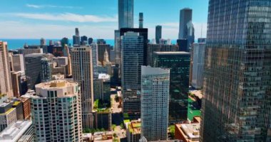 Şikago, Illinois, ABD 'de mimari tasarım çeşitliliği. Güneşli bir günde güzel binaların tepelerinde uçmak.