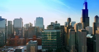 Chicago 'nun şehir manzarası yüksek binaların ayna cephelerine yansıyor. Gün batımında Metropolis 'te insansız hava aracı görüntüleri..