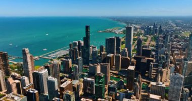 Chicago 'nun inanılmaz mimarisi Michigan Gölü kıyısında. Gökyüzü manzarasının arka planında şehir için fantastik hava perspektifi.