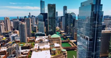 Güneşli bir günde modern Chicago, Illinois, ABD 'nin muhteşem manzarası. Şehir merkezinin üstündeki İHA görüntüleri Chicago Nehri 'nin manzarasını gözler önüne seriyor..