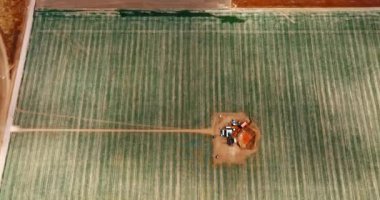 Ortasında petrol üretiminin az olduğu büyük bir alan. Drone görüntüleri, sondaj ekipmanları ve yüzme havuzuyla bölgeye iniyor..