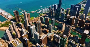 Chicago, IL, ABD 'nin modern yüksek binalarının üzerinde uçuyor. Michigan Gölü 'ndeki birkaç tekneyle iskeleye yaklaşıyoruz..