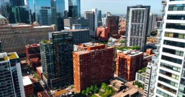 Modern Chicago, Illinois, ABD manzaralı konut binaları. Arkaplanda bir grup cam perdeli gökdelenler..