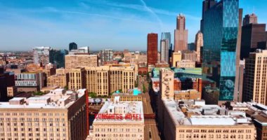 Şikago, Illinois, ABD 'nin güneşli manzarasının üzerinde uçuyor. Metropolün en yüksek ve çok katlı binaları.