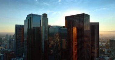 Los Angeles, Kaliforniya, ABD 'de birkaç cam perili gökdelen. Muhteşem şehrin üzerinde güneş batıyor. Üst görünüm.
