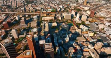 Los Angeles 'ın güneşli manzarası, metropol mimarisinin çeşitliliğini ortaya koyuyor. Gündüzleri gelişen şehrin üzerinde insansız hava aracı görüntüleri.