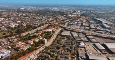 Otobanlarda hareketli trafiği olan yoğun bir Amerikan metropolü. Los Angeles, California 'nın güneşli manzarası.