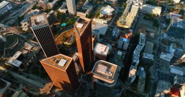 Çatılarda helikopter platformları olan gökdelenler grubunun üstündeki görüntüler. Los Angeles, Kaliforniya 'da, insansız hava aracından canlı güneş öpücükleri..