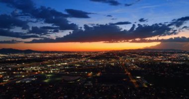 Milyonlarca ışığı olan Amerikan şehri manzarası. Phoenix, Arizona 'nın Panorama' sı alacakaranlıkta turuncu gökyüzünün altında. Üst görünüm.