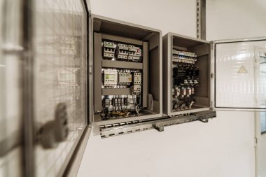 Çeşitli bileşenleri olan ticari elektrik kontrol paneli. Ticari bir ortamda çoklu elektrik bileşenlerini barındıran bir kontrol paneli