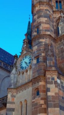 Slovakya 'nın Kosice kentindeki Aziz Elisabeth Katedrali' nin saat kulesi. Gün batımında mavi gökyüzünün arkaplanındaki güzel kubbeye alçak açılı bir bakış..