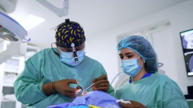 Otolaryngology operasyonu devam ediyor. Cerrah metal aletleri uygulama prosedürü uyguluyor.