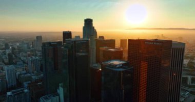 ABD 'nin Kaliforniya eyaletinin Los Angeles şehrindeki bir grup gökdelenden uzakta. Altın ışık ve kalın sis şehrin üst kesimlerini kaplıyor..