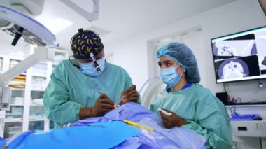 Profesyonel bir cerrah tarafından gerçekleştirilen otolaryngoloji operasyonunun performansı. Ameliyat hemşiresi sünger tutuyor..