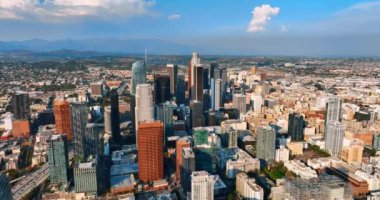 Los Angeles, Kaliforniya 'nın modern finans merkezinin güzel manzarası. Arkaplanda şehrin dağlık manzarası var. Üst perspektif.