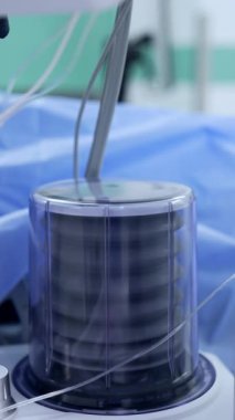 Akciğer havalandırma makinesi ameliyathanede çalışıyor. Kapatın. Hastanede tıbbi malzemeler var. Dikey video.