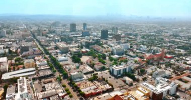 Los Angeles, Kaliforniya, ABD 'nin engin güneşli şehri. Şehir merkezindeki gökdelenlerin sisli arkaplanda siluetleri. Üst görünüm.