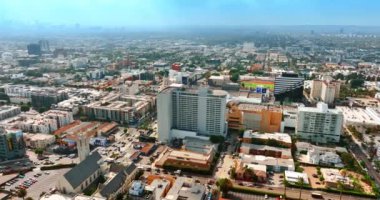 Modern Amerikan metropolünün çeşitli kentsel manzaraları. Oscar törenleriyle ünlü Dolby Tiyatrosu üzerinde uçuş. Los Angeles 'ın güneşli manzarası, Kaliforniya, ABD. Üst görünüm.