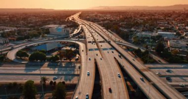 Los Angeles, California, ABD 'nin ünlü kavşağındaki yoğun otoyolların üzerinde uçuş. Meşhur otoyol kavşağında hareketli bir trafik var. Hava perspektifi.