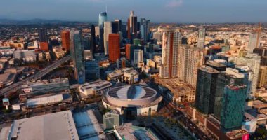 Çarpıcı modern iş merkezi Los Angeles, California, ABD. İnsansız hava aracı gün batımında şehrin üzerinde yükseliyor..