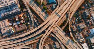 Yüzlerce araba büyük bir kavşağın yollarından geçiyor. Los Angeles, California, ABD 'nin trafik sistemine hava perspektifi.