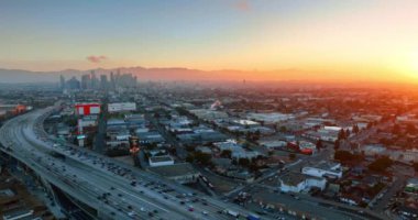 Şehir merkezine büyük bir ulaşım akışı var. Gün batımında Los Angeles, Kaliforniya 'nın puslu manzarası. Üst görünüm.