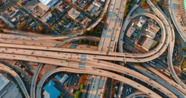 Büyük bir kavşağın yollarında bir nakliye aracı. Los Angeles, Kaliforniya, ABD 'de meşhur otoyol kavşağı. 110 ve 10 numaralı otobanlar arası trafiğin hava görüntüsü araba ve kamyonlarla dolu..