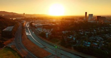 Günbatımı Los Angeles, Kaliforniya, ABD şehir manzarası üzerindedir. Büyük bir metropolün banliyöleri. Hava perspektifi.