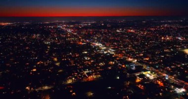 San Diego, California, ABD 'nin engin manzarası üzerinde kırmızı ve mavi gökyüzü. İnsansız hava aracı gece göz kamaştırıcı panorama üzerinde yükseliyor..