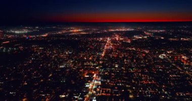 Merkezinde düz bir otoyol bulunan şehrin engin manzarasından yükseliyor. San Diego, California 'nın Panorama' sı, Amerika Birleşik Devletleri.