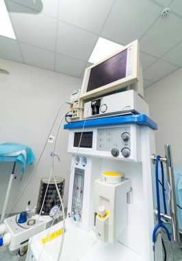 Gündüz medikal ekipman kurulumu. Modern tıbbi ekipmanlar bir hastane odasında, monitörler ve çeşitli cihazlarla hasta bakımına hazırdır..