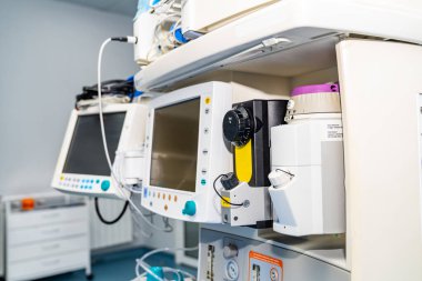 Hastane ortamında gelişmiş tıbbi ekipman. Bir hastanede düzgün yerleştirilmiş yüksek teknolojili tıbbi cihazlar.