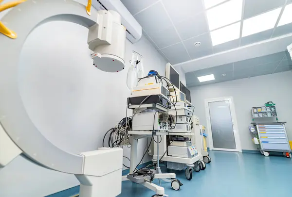 stock image Sterile hospital room with medical gear. A variety of medical devices are arranged in a clean hospital room, showcasing advanced technology for patient care and treatment.