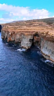 Malta, Avrupa 'nın Rocky sahilleri. Akdeniz kıyısındaki yüksek kayalıklara yaklaşıyoruz. Dikey video.