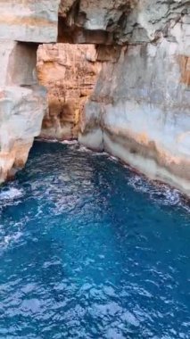 Malta, Avrupa 'nın Rocky sahilleri. Akdeniz kıyısındaki yüksek kayalıklara yaklaşıyoruz. Dikey video.