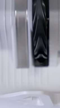 Para sayma makinesine Euro para birimi. Elektronik para sayma makinesi 50 avroluk banknotları sayıyor. Otomatik para sayma makinesi. Dikey video