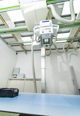 Klinikte modern tıbbi görüntüleme. Modern sağlık teknolojisini vurgulayan gelişmiş tıbbi görüntüleme makineleri ve ekipmanlarının yer aldığı bir klinik muayene odası.