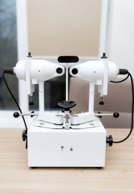 Klinikler için göz muayene makinesi. Bir klinikte hastalar için hassas göz muayenesi ve lens uyumu için yüksek teknolojili bir optik lens makinesi kurulur..