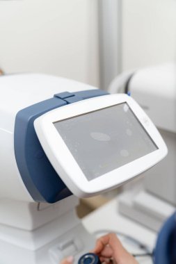 Göz muayenesi için göz görüntüleme cihazı. Modern bir klinikte, göz muayenesi için bir dijital göz görüntüleme cihazı kullanılıyor..