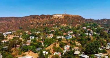 Los Angeles, California, ABD tepelerinde sayısız kulübe bulunmaktadır. Hollywood yazısıyla birlikte Mount Lee 'nin alçak açılı manzarası..
