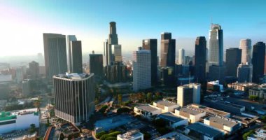 Los Angeles şehir merkezinin gökdelenleri parlak sabah güneşiyle aydınlanır. Arka planda şehir manzarasını derin bir sis kaplıyor. Hava perspektifi.