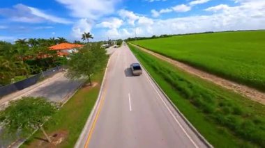 FPV insansız hava aracı, gelecekteki Tesla Cybertruck 'ı takip ediyor. Kırsalda siber punk tarzı otomobil.