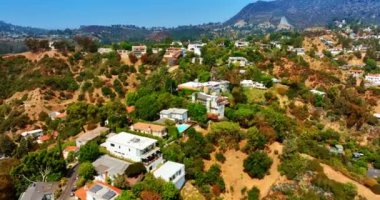 Hollywood Tepeleri 'nin tepelerine çok sayıda lüks ev inşa edildi. Kayalık manzaranın üstündeki drone görüntüleri Hollywood Barajı 'na yaklaşıyor. Los Angeles, Kaliforniya, ABD.