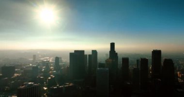 Los Angeles, California, ABD 'deki gökdelenlerin siluetleri. Parlak sabah güneşi manzarayı kamaştırıyor. Üst görünüm.