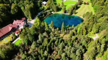 Christlessee Gölü, Oberstdorf, Bavyera Alpleri, Avrupa yakınlarındaki çam ağacı ormanının üzerinde uçuş. Güneşli yaz günlerinde resimli dağlardaki tatil köyüne hava perspektifi.