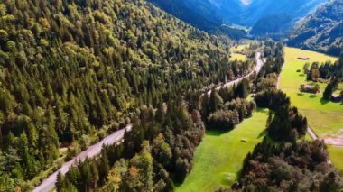 Dar nehir dağların eteğindeki bir vadiden ve çam ağacından geçer. Avrupa 'daki Bavyera Alplerinde Oberstdorf' un göz kamaştırıcı manzarası.