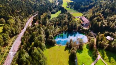 Christlessee Gölü, Oberstdorf, Bavyera Alpleri, Avrupa 'nın muhteşem manzarası. İHA görüntüleri otelin yakınındaki pitoresk göle yaklaşıyor..