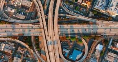 Otoyollar ve otobanlar, birden fazla araba geçiyor. Los Angeles, California, ABD 'de yoğun bir kavşak..