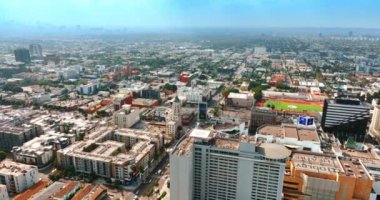 Kentsel olarak inşa edilmiş modern Los Angeles, California, ABD manzarası. Uçsuz bucaksız manzaranın üstündeki puslu ufukta İHA görüntüleri..