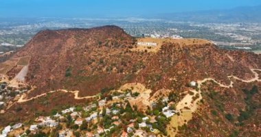 Kayalık tepede Hollywood tabelası var. Ünlü simgesi olan Mount Lee. Los Angeles, Kaliforniya, ABD.